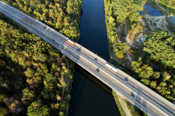 河上公路大桥上卡车和汽车的鸟瞰图图片下载