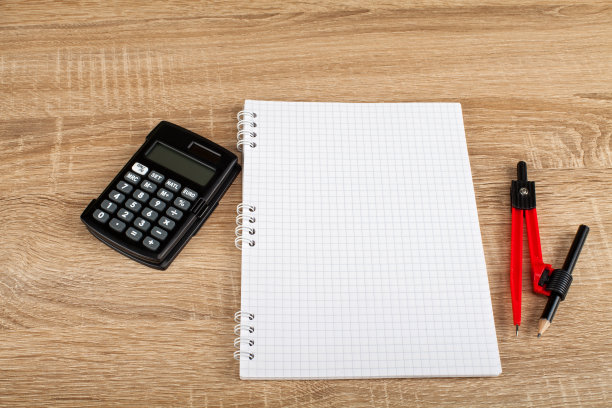 木制背景的学校用品图片下载