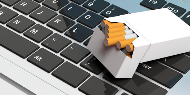 在线香烟。电脑键盘上没有名字香烟包装。三维演示图片下载
