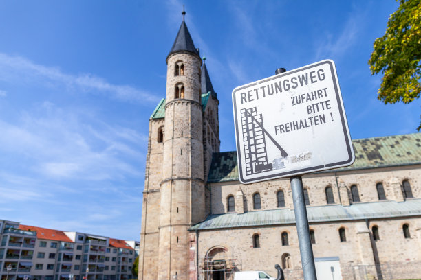 教堂附近的德国逃生路线标志。Rettungsweg, Zufahrt freihalten意思是逃跑路线，保持车道畅通图片下载