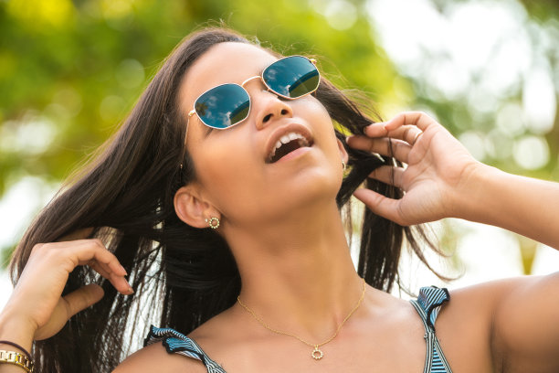 年轻的黑发女子享受着阳光明媚的日子图片下载