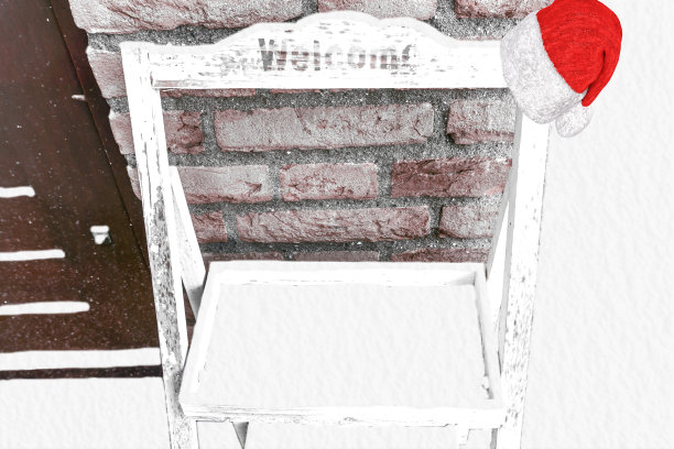 圣诞欢迎牌架上铺满了雪，装饰着圣诞老人的帽子图片下载