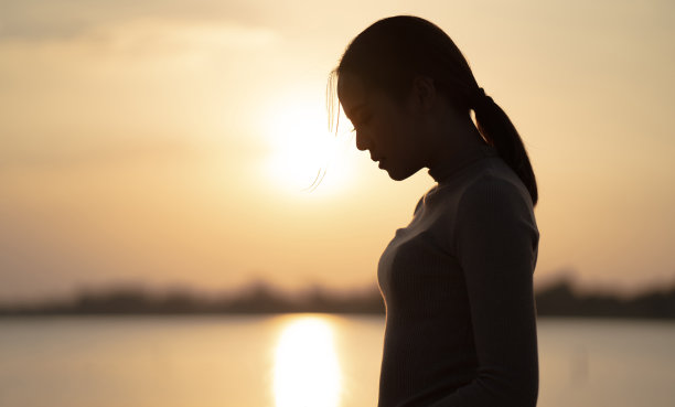 亚洲女人她感到孤独和孤独。剪影照片图片下载