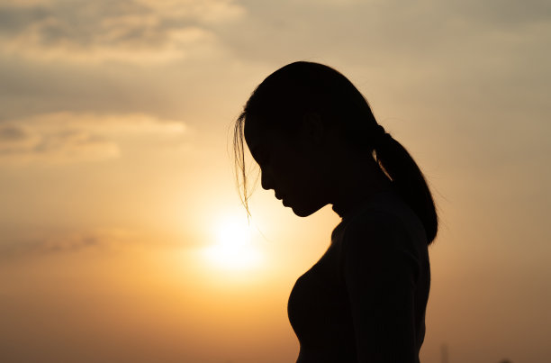 亚洲女人她感到孤独和孤独。剪影照片图片下载