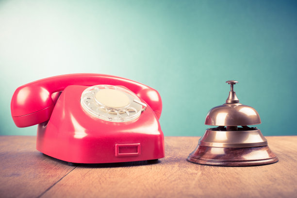 复古电话和酒店前台服务台铃声。老式滤镜照片图片下载