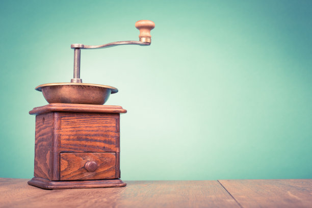 老式的木制咖啡研磨机。复古风格滤镜照片图片下载