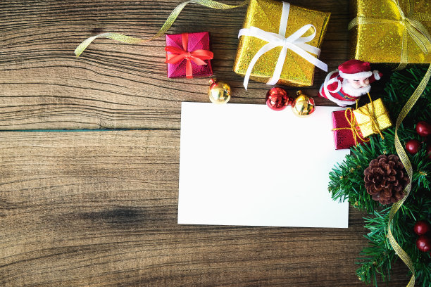 圣诞礼盒放在木桌上，有放拷贝的地方图片下载