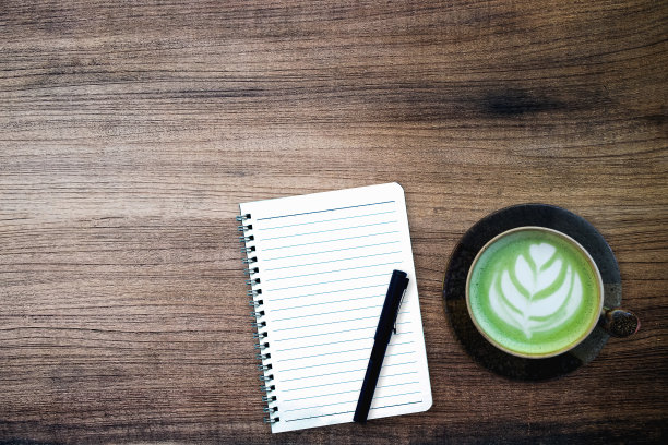 木质背景上的绿茶拿铁图片下载