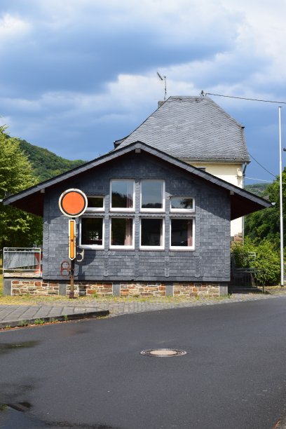 布吕伊德站在公路上图片下载