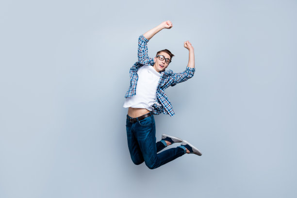 通过考试，考试，考试就好了!全长，腿，身体，大小，侧面的好看的家伙举起拳头，张开的嘴和眼睛孤立在浅灰色的背景图片下载