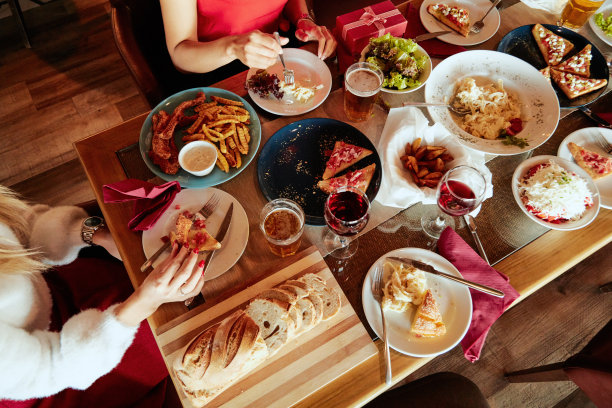 圣诞夜桌上的俯视图。图片下载