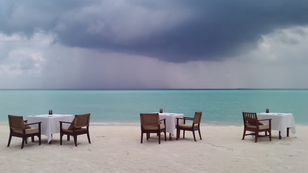 海滩上的餐厅图片下载