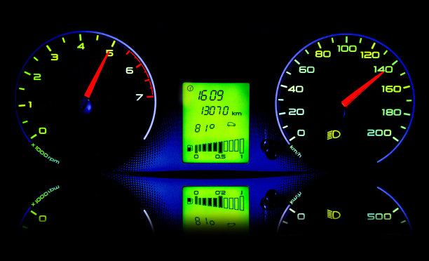 汽车的仪表盘有反光图片下载