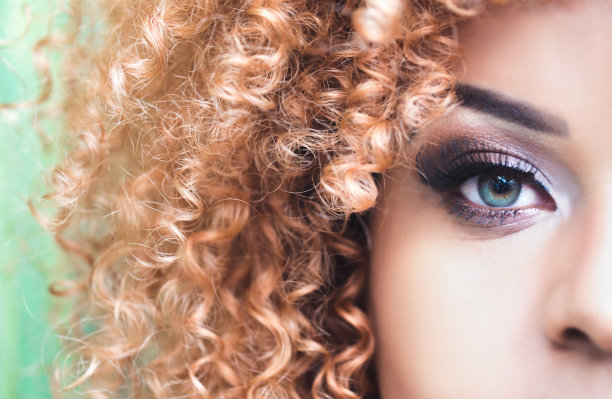 美丽的非洲裔美国年轻女子的肖像图片下载