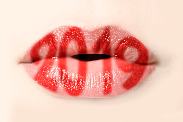 2019用红色唇膏写在女孩的唇上图片下载