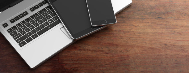 手机和平板电脑和笔记本电脑上的木制背景，复制空间。三维演示图片下载