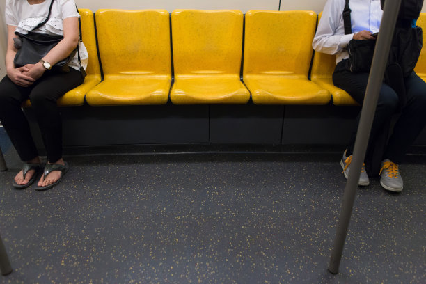 泰国曼谷，空中列车黄色座位上的乘客图片下载