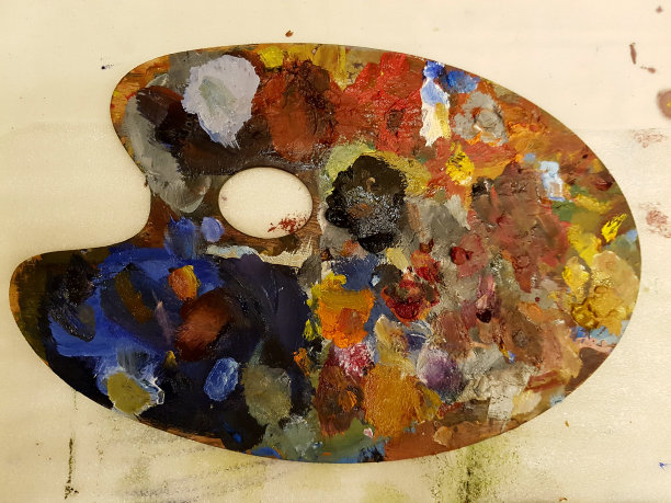 桌上放着一幅色彩鲜艳的画图片下载