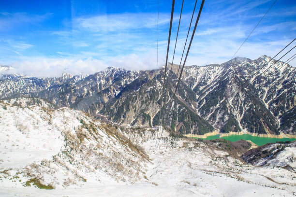 田山黑幕高山雪山和以蓝天为背景的田山缆车线是日本富山县最重要、最受欢迎的自然景观之一。图片下载