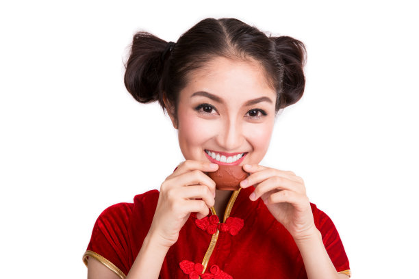 一位中国女士穿着中式服装喝着热茶图片下载