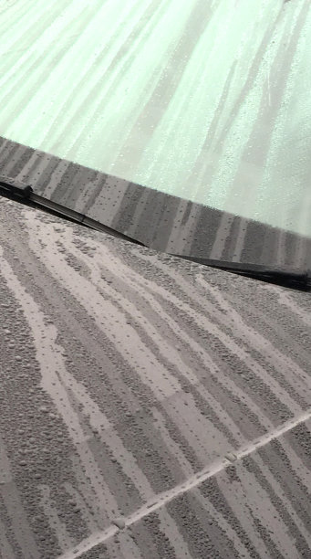 雨落在一辆黑色轿车的引擎盖上图片下载