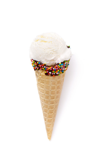 冰淇淋在华夫杯孤立在白色背景图片下载