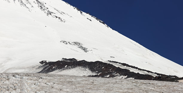 俄罗斯北高加索地区厄尔布鲁士山顶东坡的岩石。图片下载