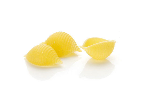 生的黄色意面孤立在白色图片下载