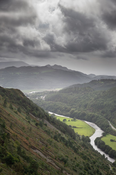 9月一个下雨的下午，从斯诺登尼亚悬崖步道俯瞰Barmouth和Coed-y-Brenin森林的风景图片图片下载