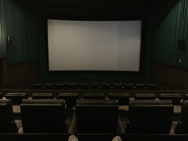 一个人在电影院图片下载