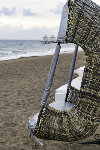 这个漂亮的藤椅非常适合晒日光浴或欣赏美丽的海景图片下载