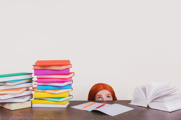 一个红头发的大学女生在看书。女学生害怕去上学。回到大学。铅笔和钢笔在笔记本上。学生从书桌向外张望。害怕测试工作图片下载