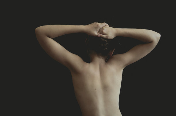 女性的背部特写图片下载