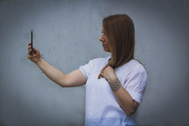 有手机的现代女性图片下载