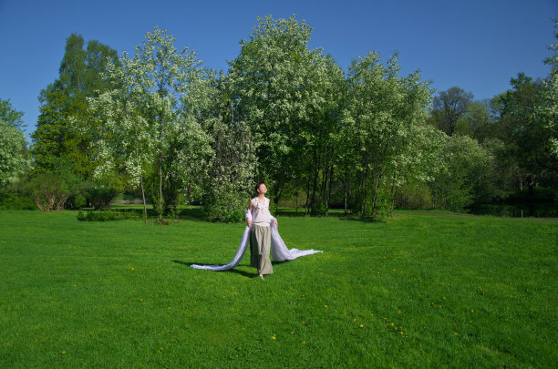 在草地上行走的女人图片下载