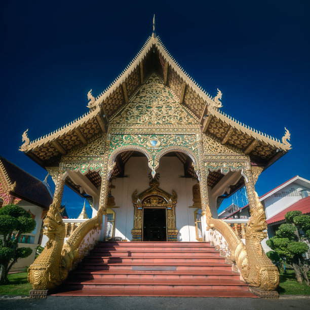 泰国清迈有龙的佛教寺庙图片下载