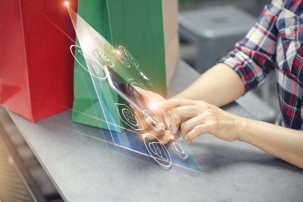 女人使用手机支付进行在线购物图片下载