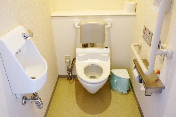 残疾人厕所在厕所里图片下载