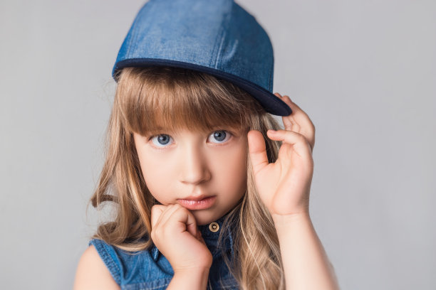 孩子在画室里摆造型，穿着时尚的衣服，心的颜色是红色的图片下载