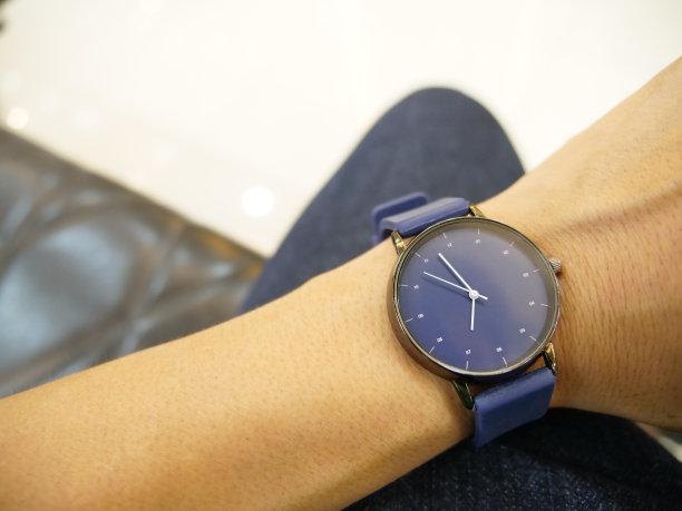 腕表戴腕，时间观念。图片下载