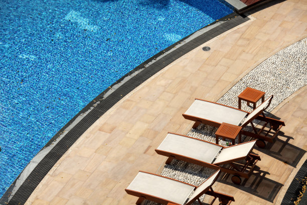 室外游泳池的高架视图图片下载