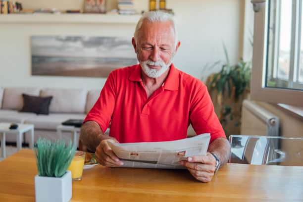 爷爷看报纸图片下载