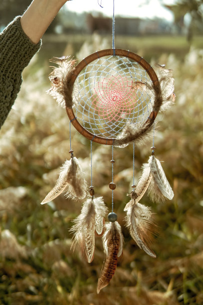 拿着捕梦网的女人图片下载