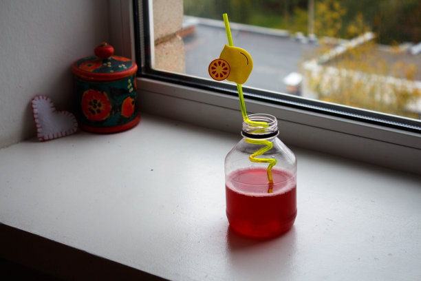 窗户旁边有一瓶果汁图片下载