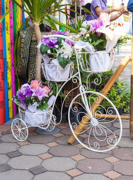 白色自行车和鲜花的照片图片下载