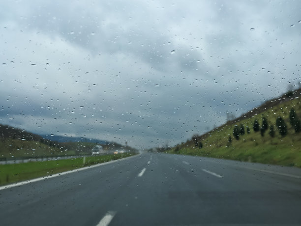 公路上的雨天图片下载