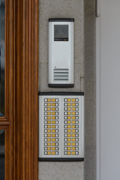 对讲机在墙上靠近图片下载