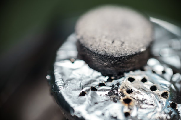 特写：带热煤的水烟图片下载