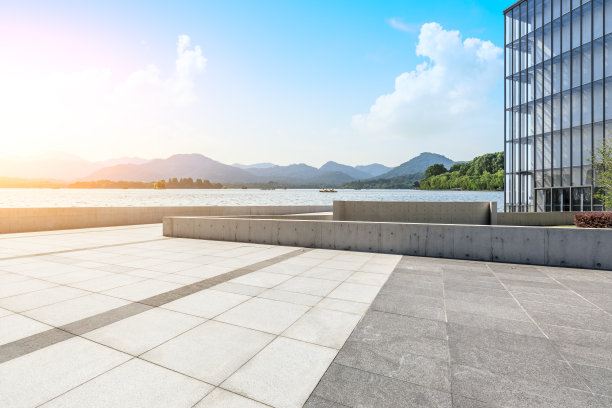 空的地板和美丽的山与湖图片下载