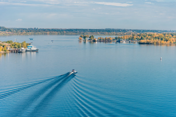 快艇漂浮在海湾上——美丽的海或河景观图片下载